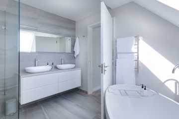 Los azulejos blancos en el baño 2021
