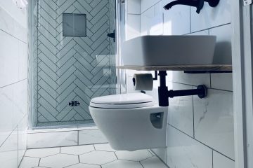 Instalar azulejos en la pared del baño