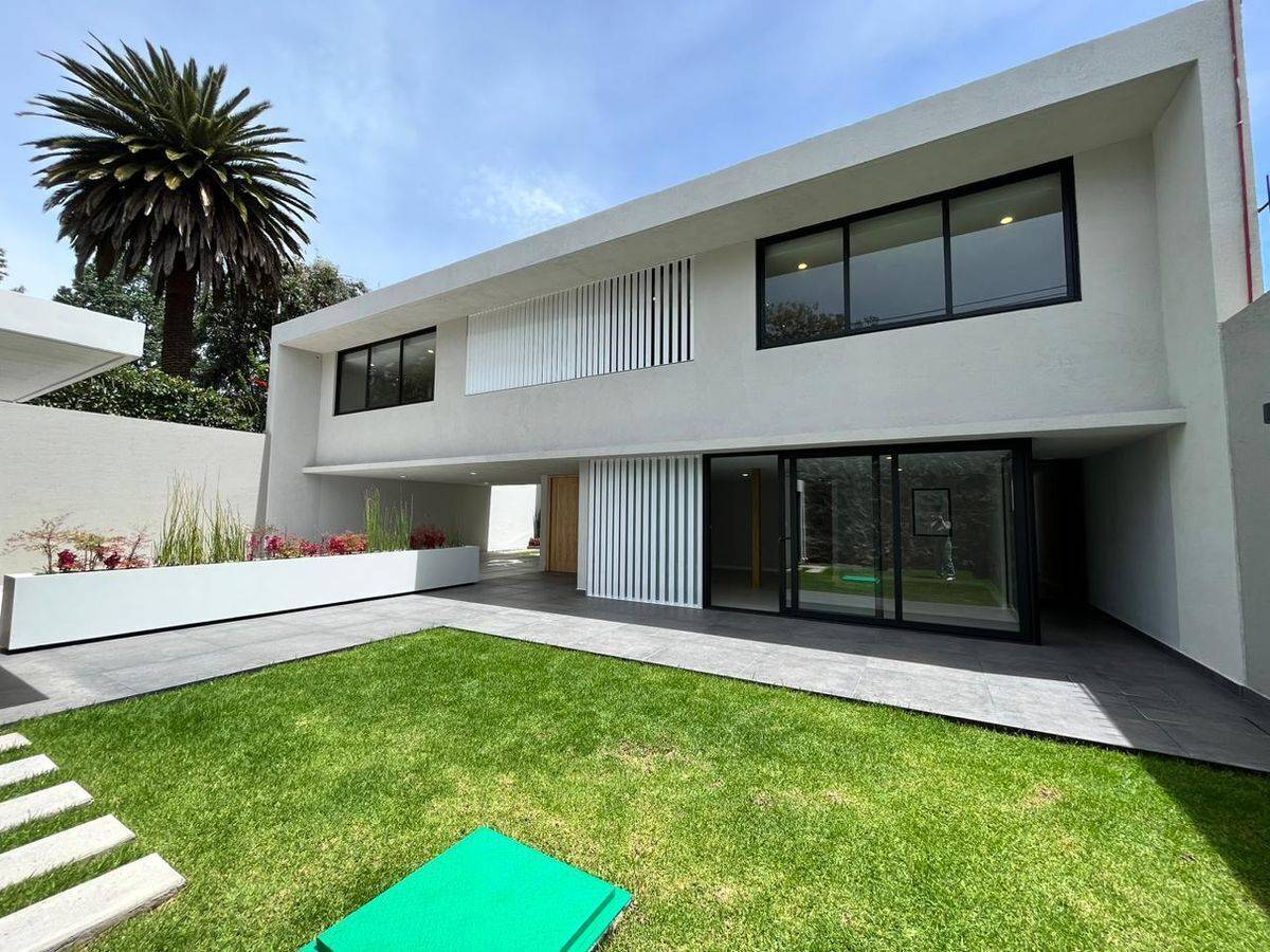 casa moderna con un jardín frontal