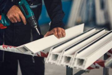 Hombre ajusta perfil de plástico de PVC